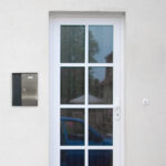 rottner-briefkasten-splashy-korpus-anthrazit-tuer-edelstahl-s00313_anwenderbild