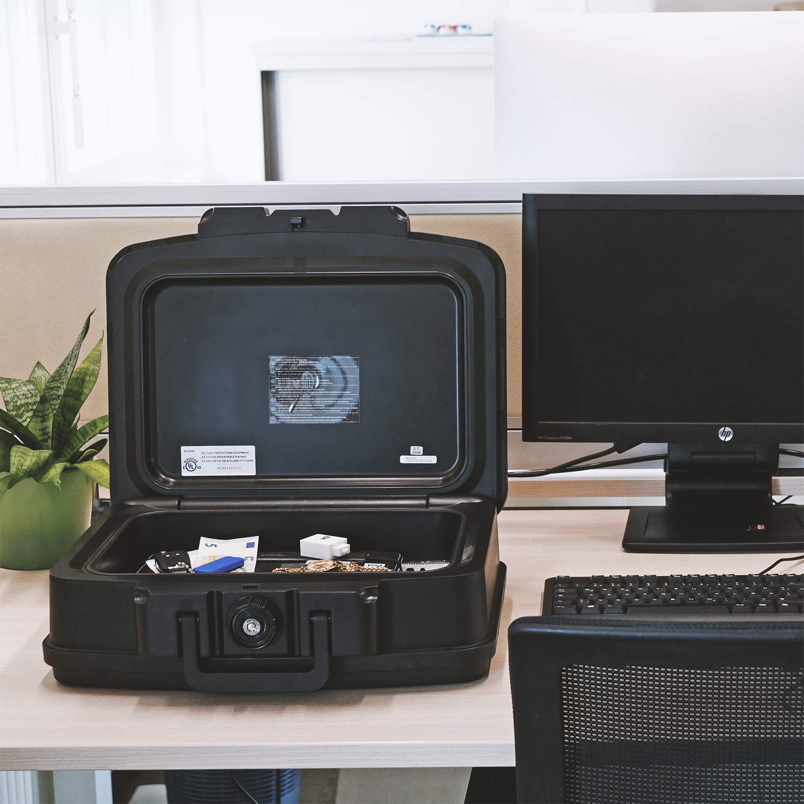 rottner-feuerschutzkassette-fire-data-box-2-t06352_anwenderbild Rottner Feuerschutzkassette FIRE DATA BOX 2 schwarz