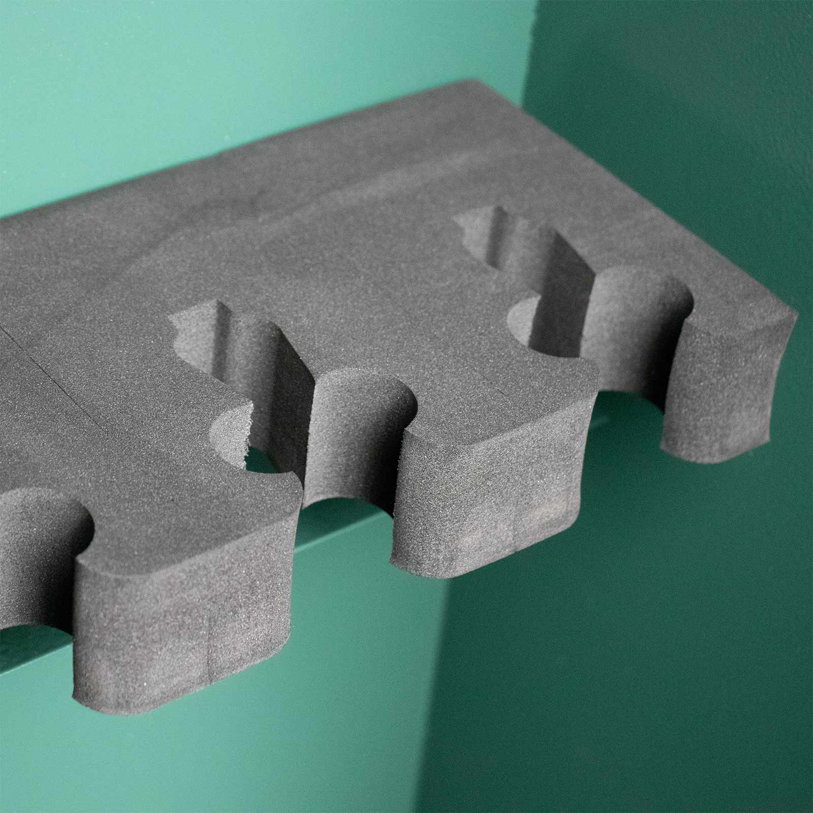 rottner-waffenhalter-5-langwaffen-flexible-breite-magnet-t06484_detail-waffenschrank-leer Rottner Waffenhalter für 5 Langwaffen - flexibel in der Breite Magnet