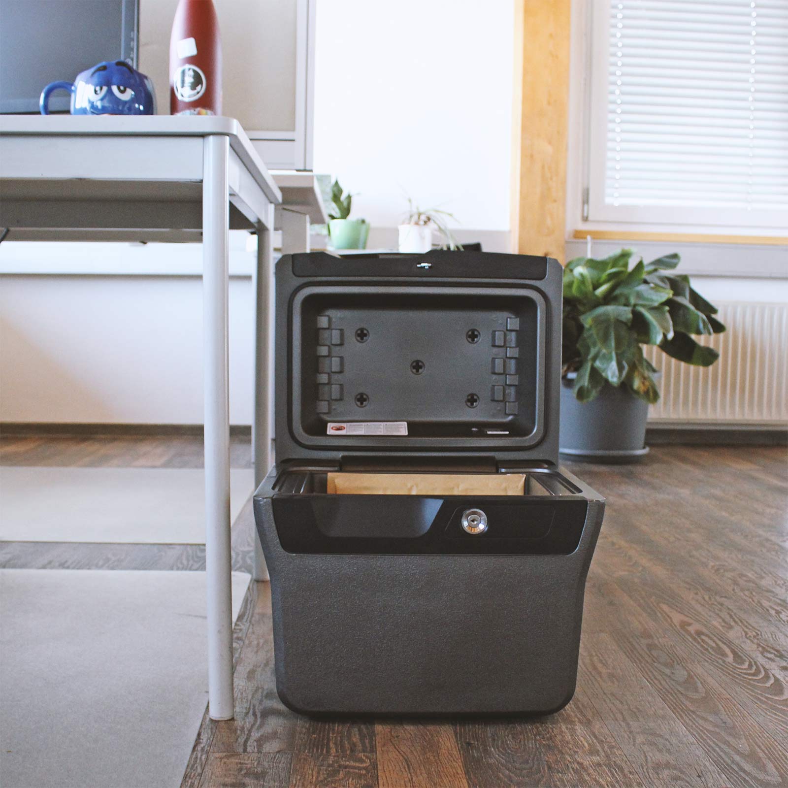 rottner-wasserdichte-feuerschutzkassette-fhw40100-zylinderschloss-t06174_anwenderbild.jpeg Rottner Feuerschutzkassette FHW40100 Zylinderschloss